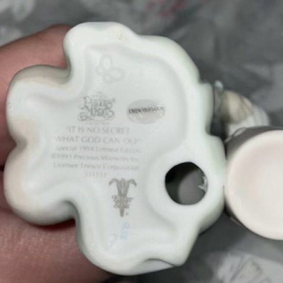 Vintage Precious Moments Figurine “ It is No Secret What God Can Do” - Picture 3 of 7